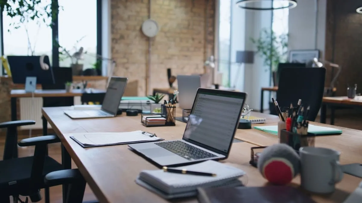 Ruhiger Arbeitsplatz mit Laptop und Notizen